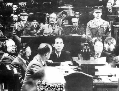 中国代表在远东国际军事法庭参加审判战犯（转自：历史上的今天。com）