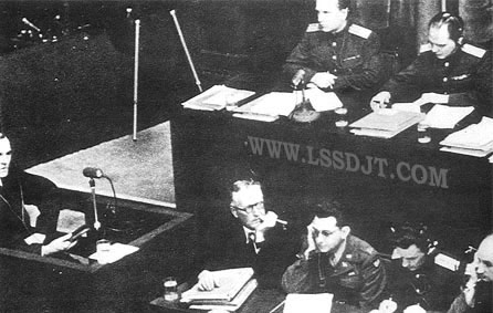 中国代表在远东国际军事法庭参加审判战犯（转自：历史上的今天。com）